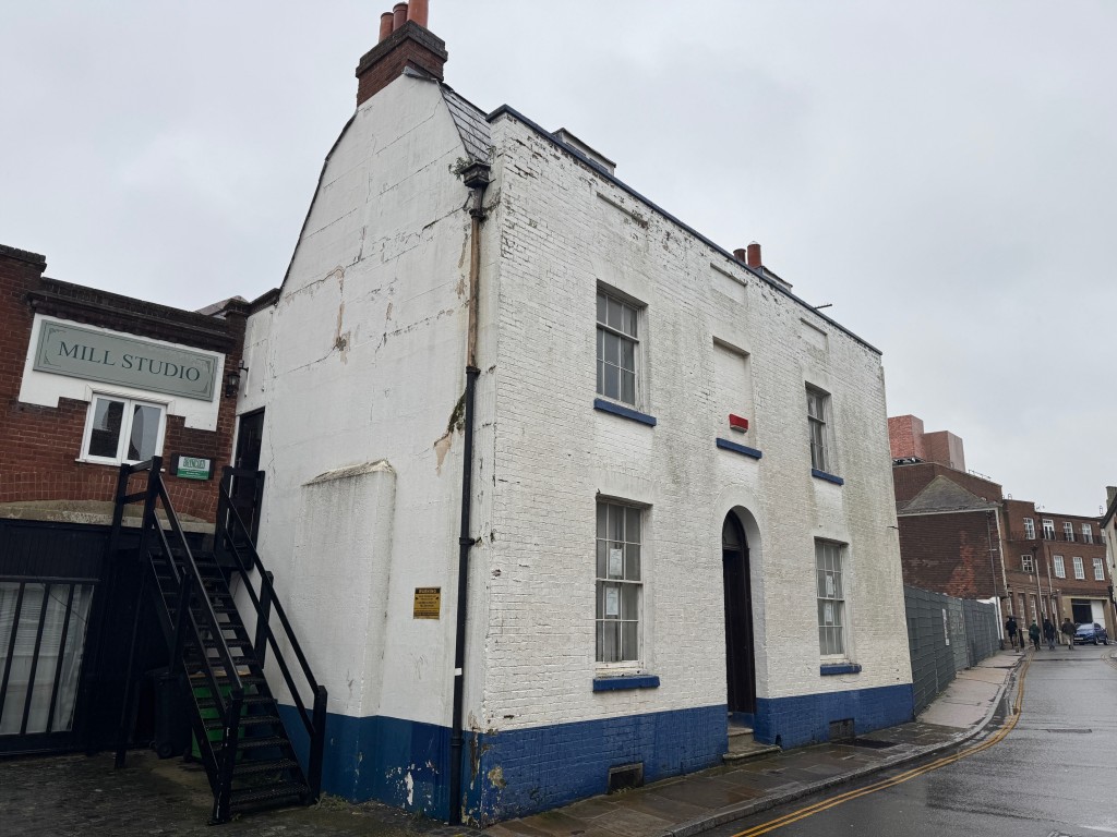 Lot: 60 - DOUBLE FRONTED PERIOD BUILDING IN CITY LOCATION - Front of 17 Stour Street and left hand side elevation